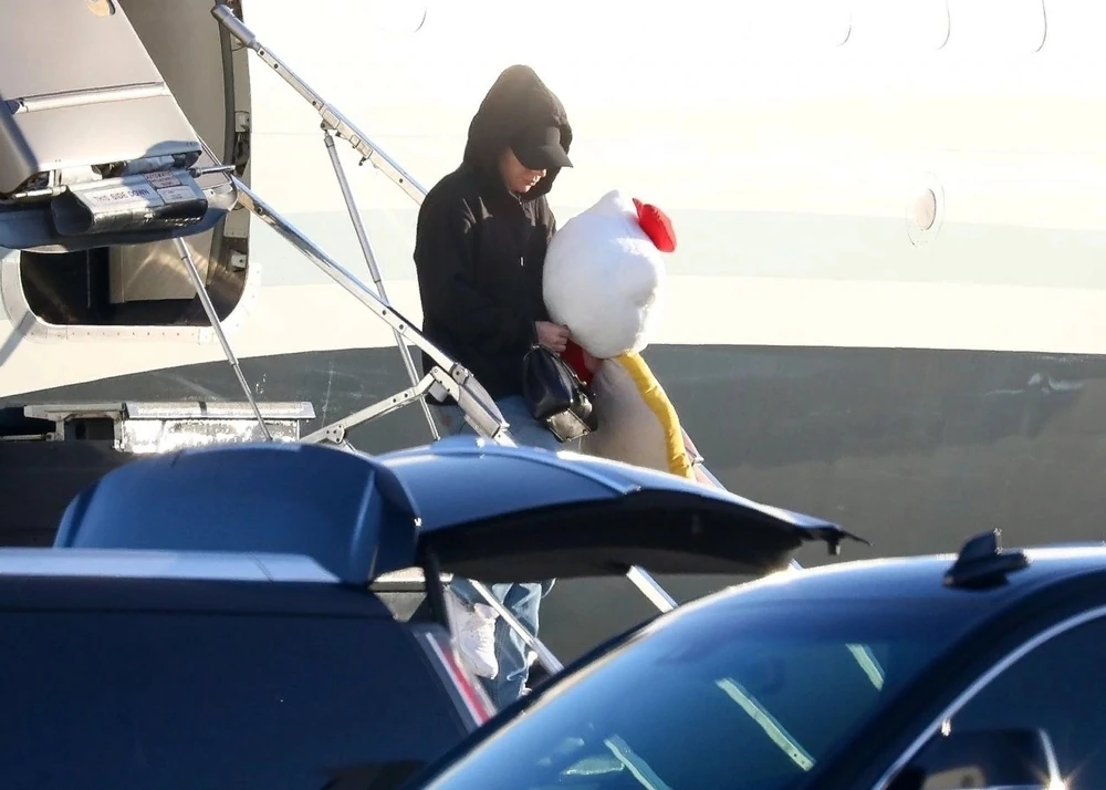 9-18-22-Leaving-a-private-jet-at-the-air