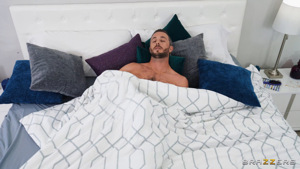 Hailey Rose - Seduced By Her Horny Roommate - BRAZZERS 4K.mkv.0002