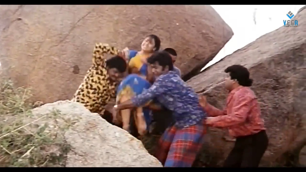 Dolly Minhas Palviahgam Avi - Villains Troubles a Women_4MxpygcjgQs.mp4_20220519_114914.239