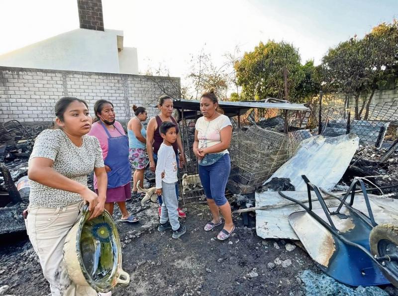 Hombre ebrio incendia su casa; dentro estaban su esposa e hijos