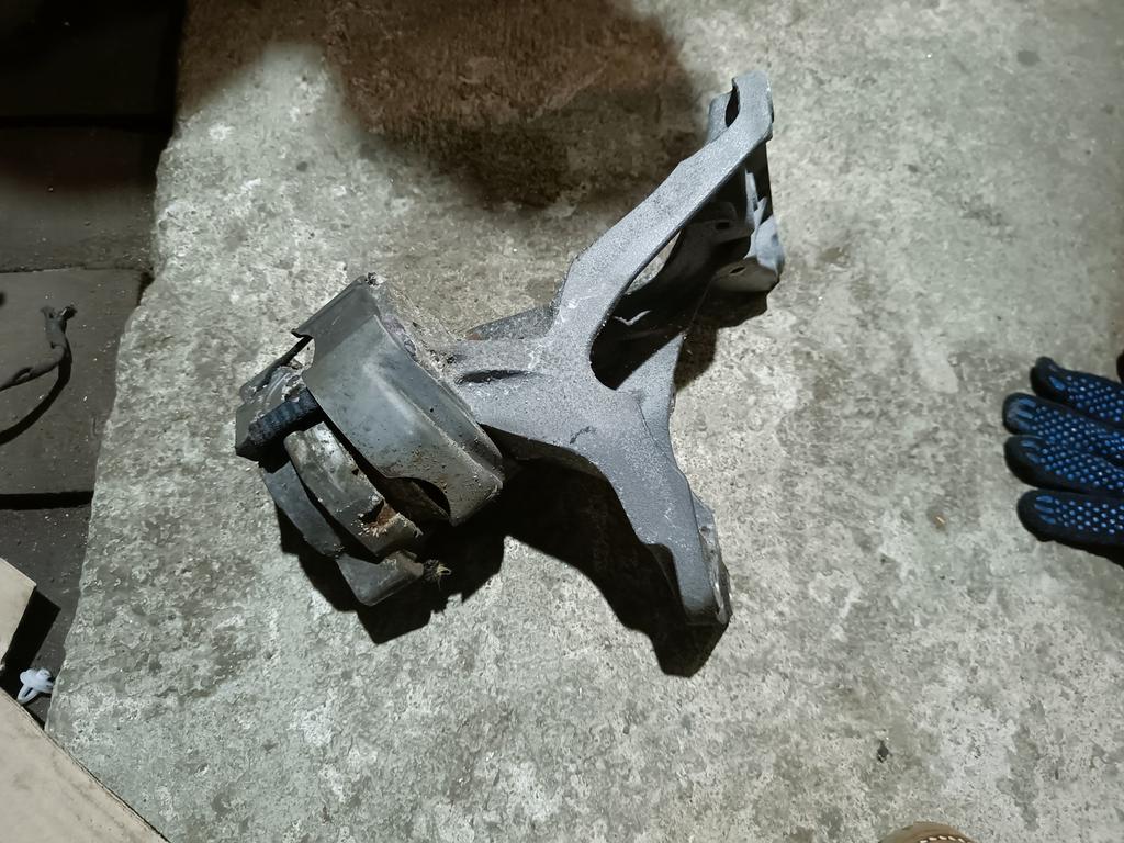 Кронштейн опоры двигателя