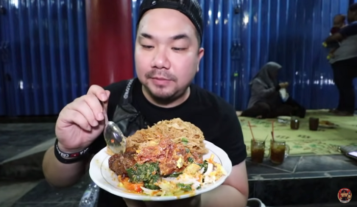 Nex Carlos saat mencoba sajian Gudeg Relasi di Solo.