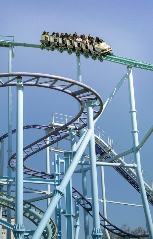 Sebuah gerbong di roller coaster 'Jetline' tergelincir dan jatuh dari ketinggian beberapa meter. Satu orang meninggal dan beberapa orang terluka, menurut laporan media Swedia pada 25 Juni 2023. Taman hiburan sedang dievakuasi dan polisi telah memasang penjagaan.