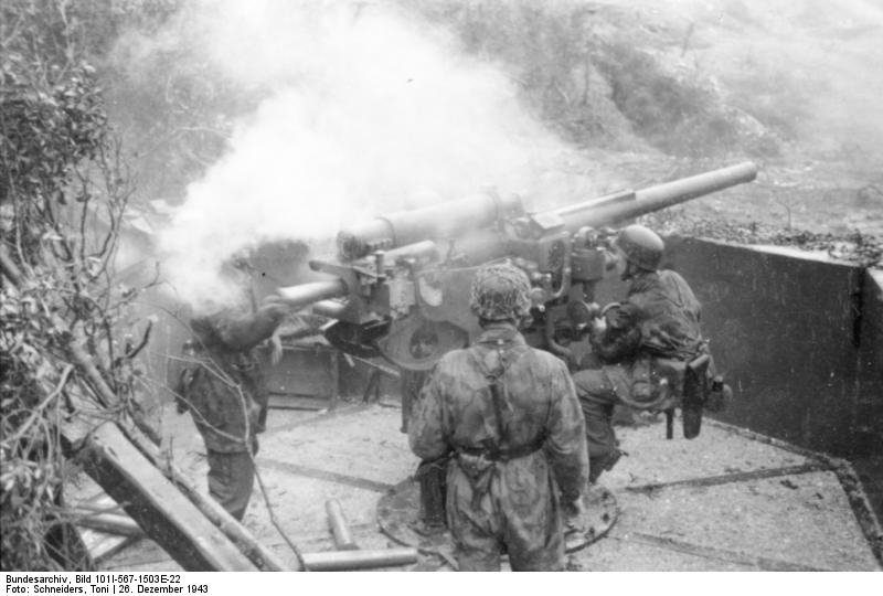 Disparo de un Cañón de 75 46 CA Modelo 34 por tropas alemanas en el Monte Circeo, Italia, en 1943 Disparo de un Cañón de 75 46 CA Modelo 34 por tropas alemanas en el Monte Circeo, Italia, en 1943