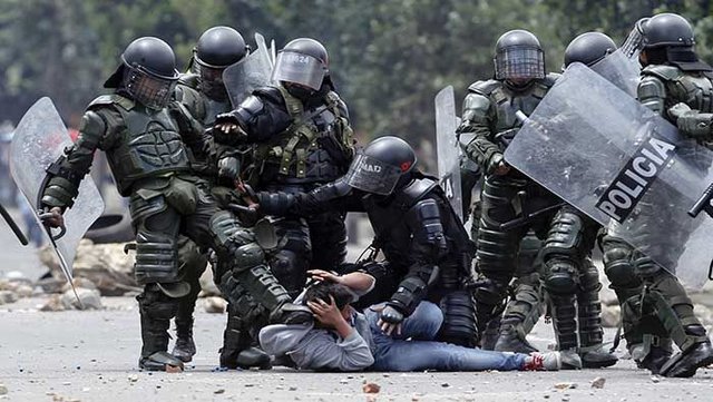 ESMAD reprime a manifestantes colombianos