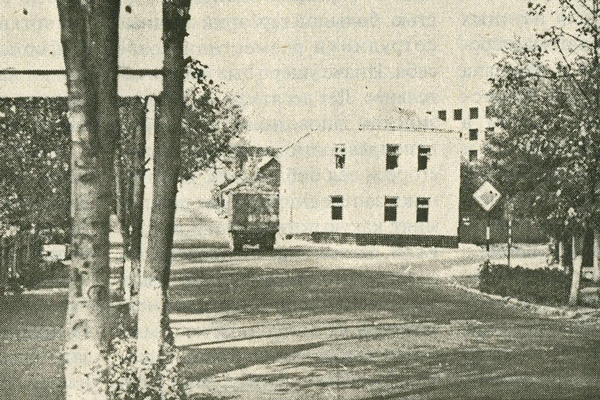 Перекресток ул. Гродненской (Софьи Панковой) и Дзержинского, на заднем плане - строительство Райкома