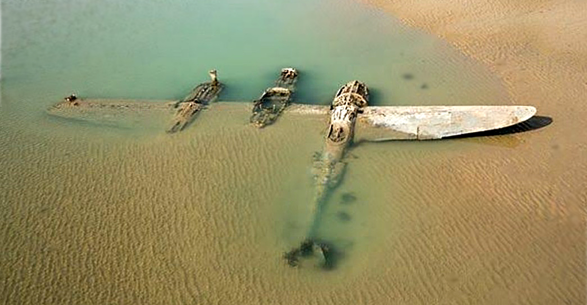Avión de la Segunda Guerra Mundial emerge del mar frente a Gales. PaulMMCooper Avión de la Segunda Guerra Mundial emerge del mar frente a Gales. PaulMMCooper