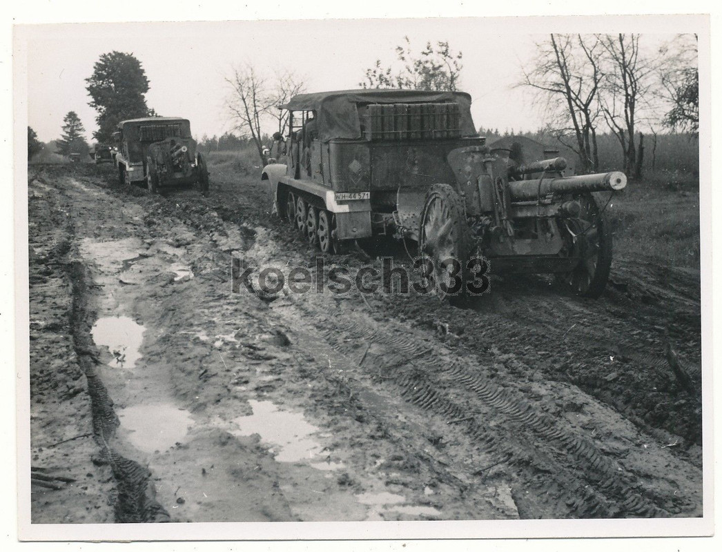 Foto Panzer Halbkette Artillerie Geschütz Schlepper 20. ID Ostfront Russland