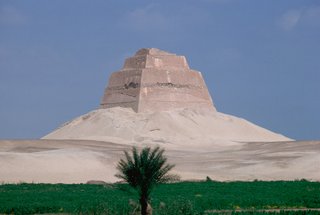 [Image: collapsed-pyramid-of-maydum.jpg]