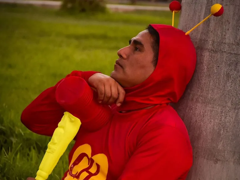 El “Chapulín Colorado” reaparece en Perú y se dedica a tapar baches