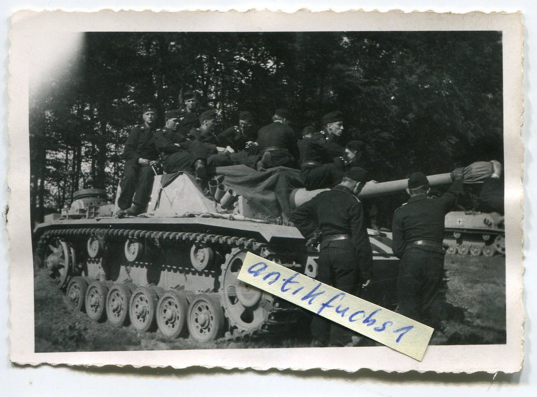 2 Deut. Panzer Sturmgeschütze mit Nebeltöpfe und Besatzung im 2.