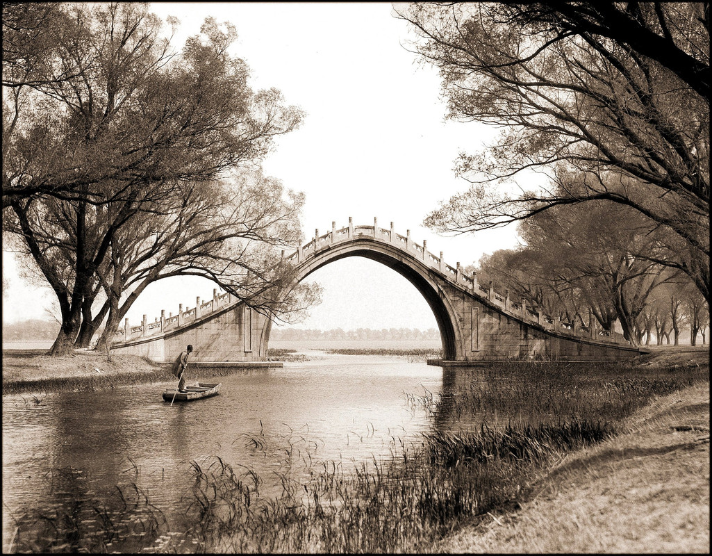 2560px-Jade_Belt_Bridge_&_Boat,_Summer_Palace,_Peking,_China_(c1924)_Sidney_D._Gamble_(RESTORED)_(40