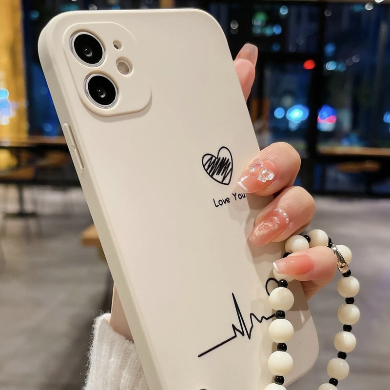 Foto de Funda beige con diseño de corazón. Incluye correa de mano.