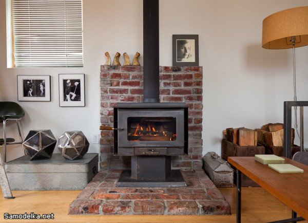 Самодельный домик, переделанный из обычного деревянного гаража.