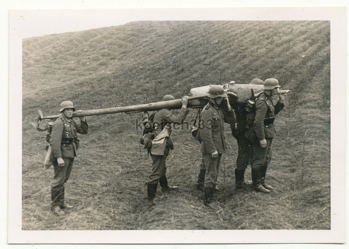! Foto Pioniere der Wehrmacht tragen einen Sturmboot Motor zu einem Gewässer