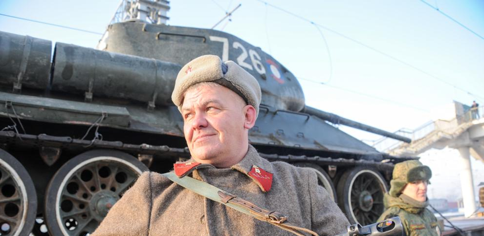 Soldados junto a los trenes cargados con los T-34 de Laos, en la ciudad oriental de Chitá. Yevgeny Yepanchintsev - Getty