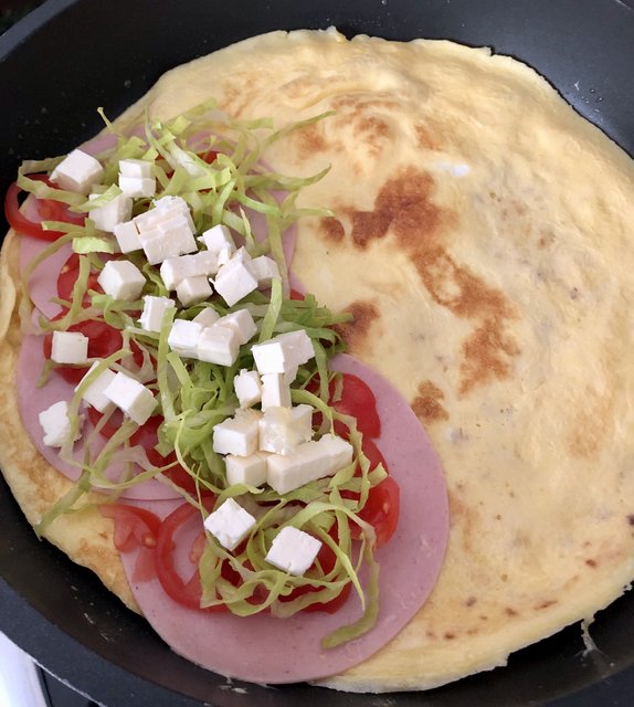 Тортилья с колбасой и яйцами