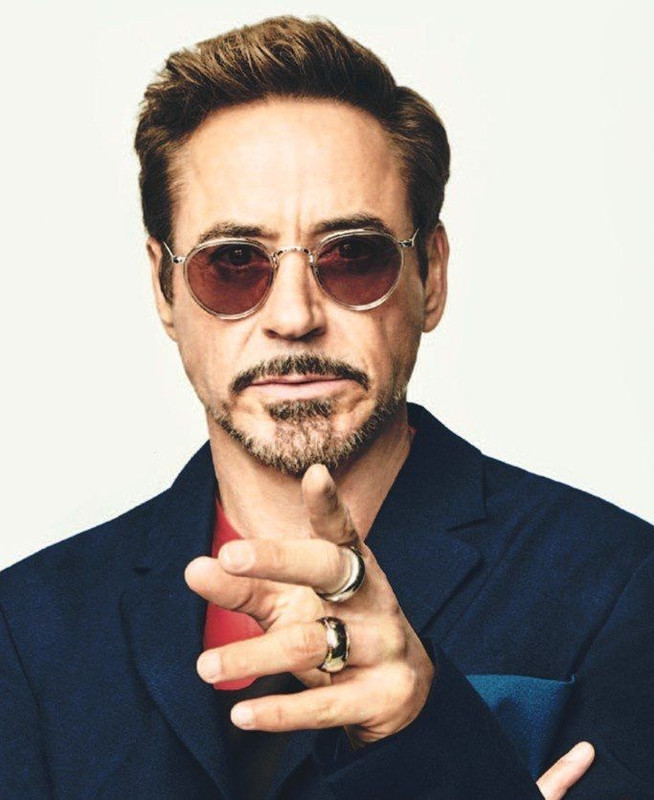 Robert Downey Jr wearing jewelry