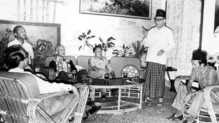 Bung Hatta (berdiri) ketika menjelaskan pendapatnya menjelang Proklamasi Kemerdekaan di rumah bekas penculiknya, Singgih (baju batik hitam). Tampak dari kiri ke kanan: GPH Djatikusumo, D. Matullesy SH, Singgih, Mayjen (Purn) Sungkono, Bung Hatta, dan bekas tamtama PETA Hamdhani, yang membantu Singgih dalam penculikan Soekarno-Hatta ke Rengasdengklok. (Kompas/JB Suratno)