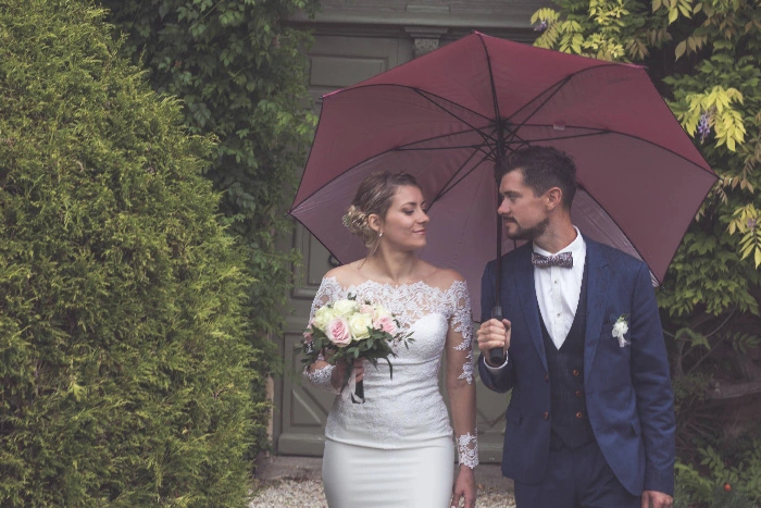 couple-elegant-parapluie-pluie-goutte-verdure-arbre-mariage