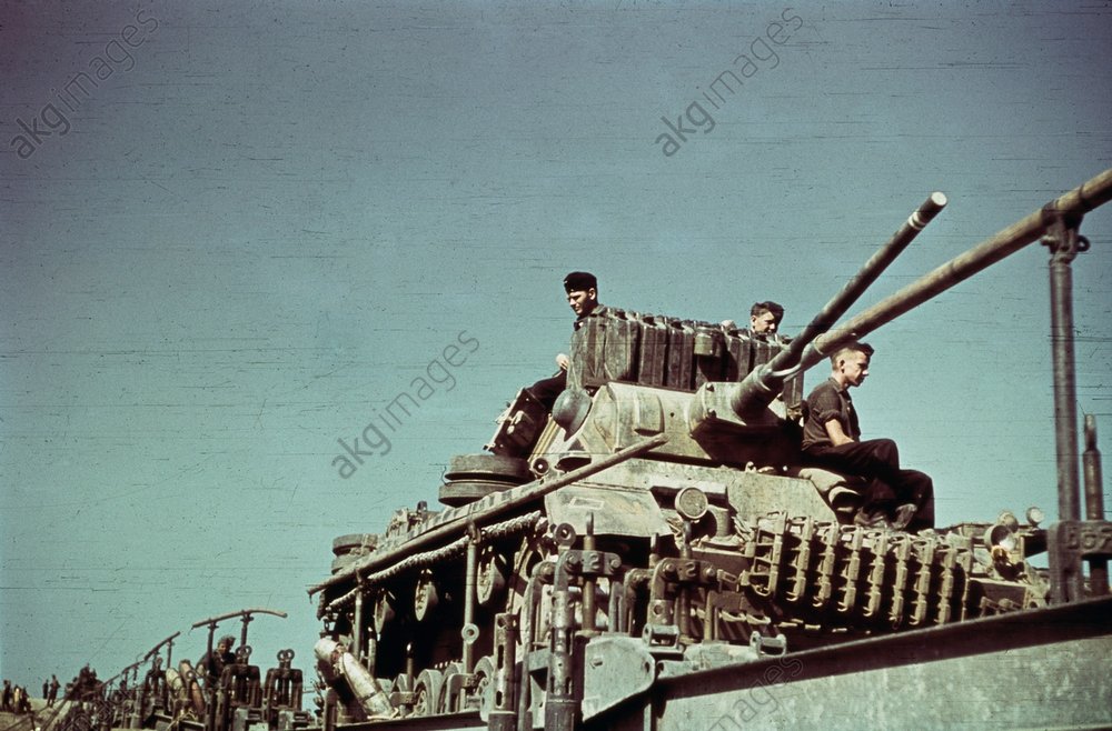 Panzer auf Pontonfähre, um 1941
