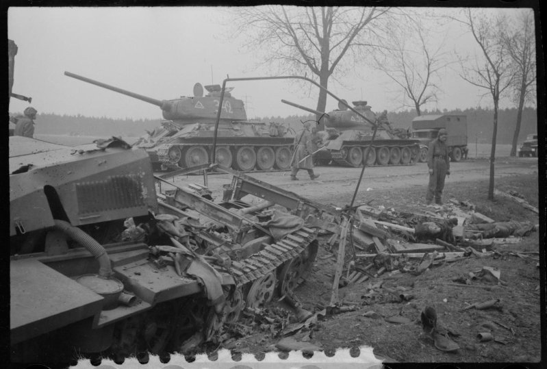 1-й Белорусский фронт. Разбитый немецкий БТР на фоне советских танков Т-34-85.