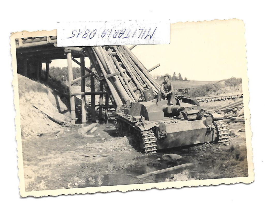 Foto 2 WK 1942 Schweres Sturmgeschütz Stug 3 vor Zerstörter Brüc