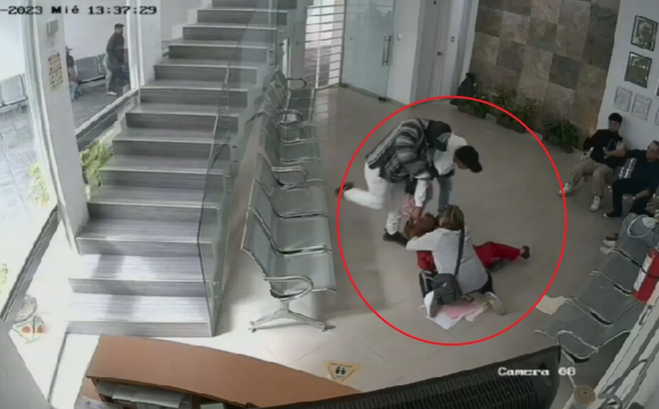 Mujer es golpeada en notaria de Puebla, perdió 100 mil pesos en el asalto: video
