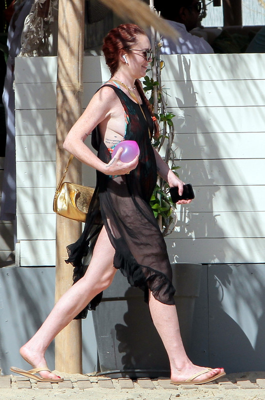 lindsay-lohan-at-the-lohan-beach-house-in-mykonos-6718-84