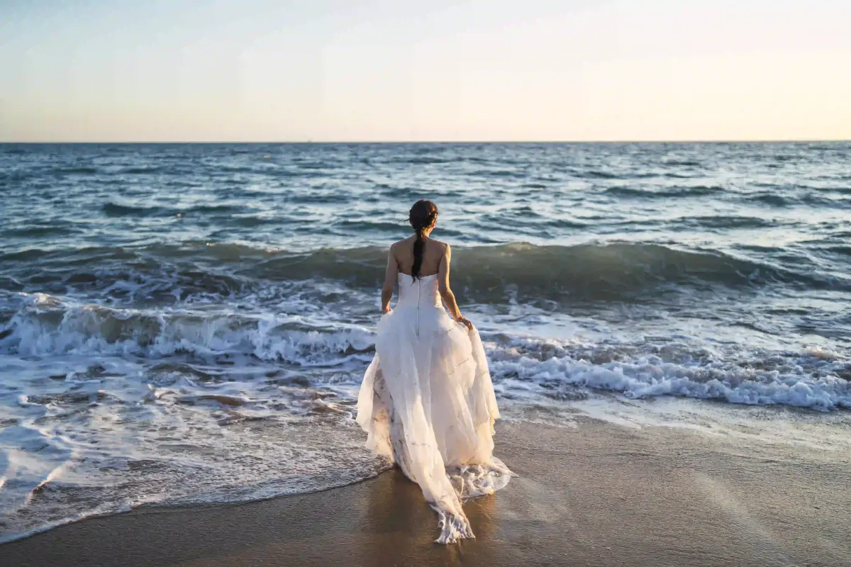 Vestido de noiva para casamento na praia com renda