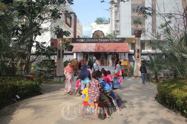 Pengunjung duduk di depan pasar jajanan taman potret, jalan Sudirman, Cikokol, Tangerang, Minggu (7/10/2018). Taman Potret merupkan sebuah kawasan RPTRA oleh Dinas Kebudayaan dan Pariwisata (Disbudpar) Kota Tangerang yang menjadi tempat favorit bagi warga untuk bersantai dan melepas penat.