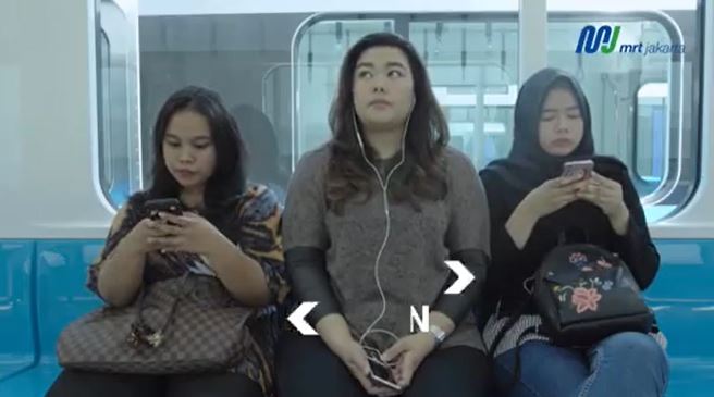 Mendengarkan musik dengan earphone