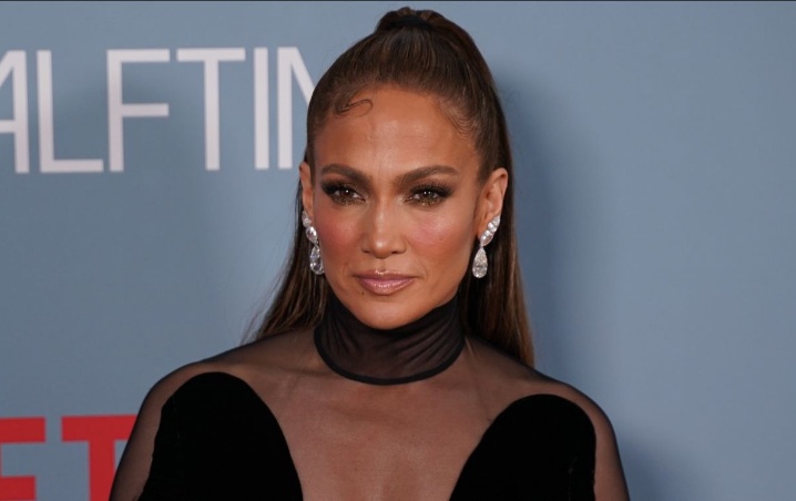 El outfit urbano de Jennifer López que puedes replicar fácilmente