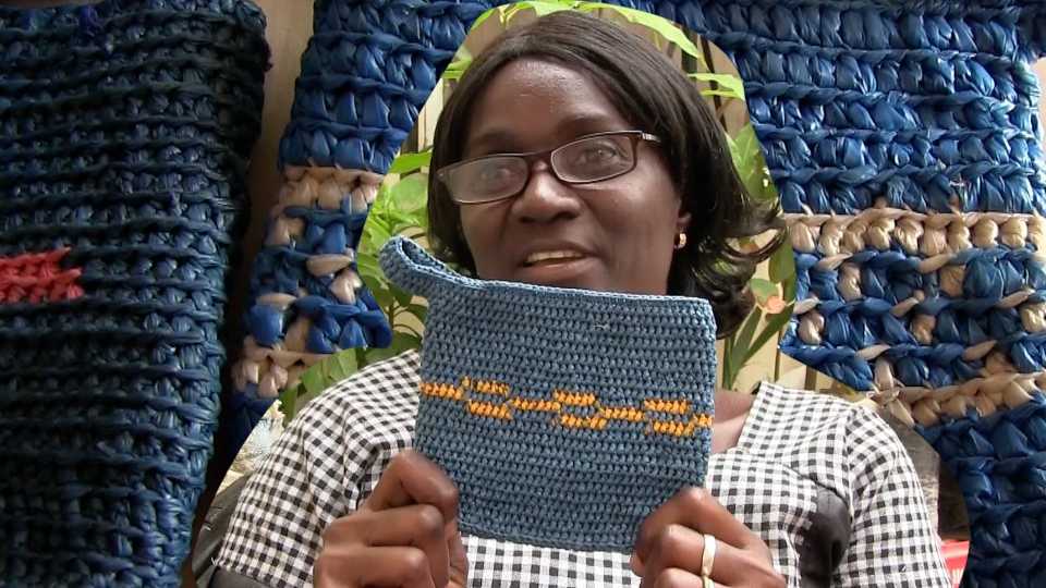 How do Isatou and her friends make recycled purses