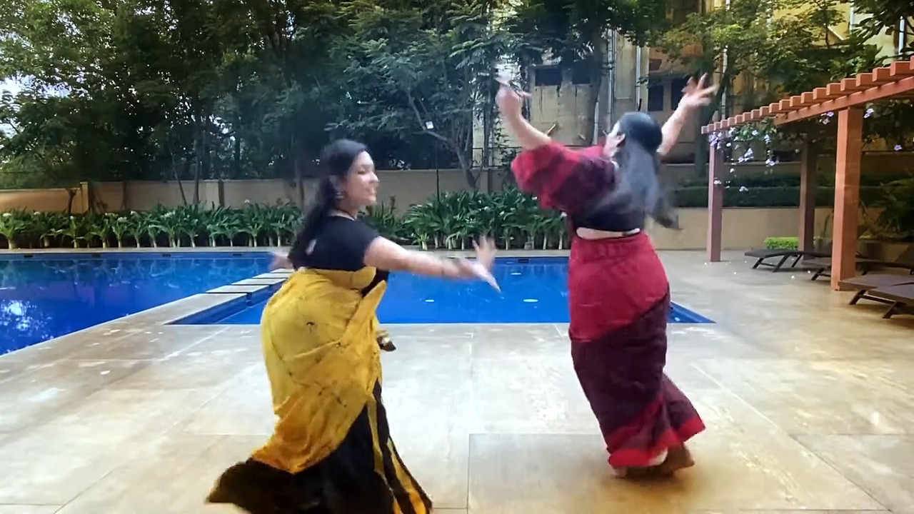 Malayali Homely Aunties Big Ass,Boobs and Navel while dancing.mkv_snapshot_01.10.023
