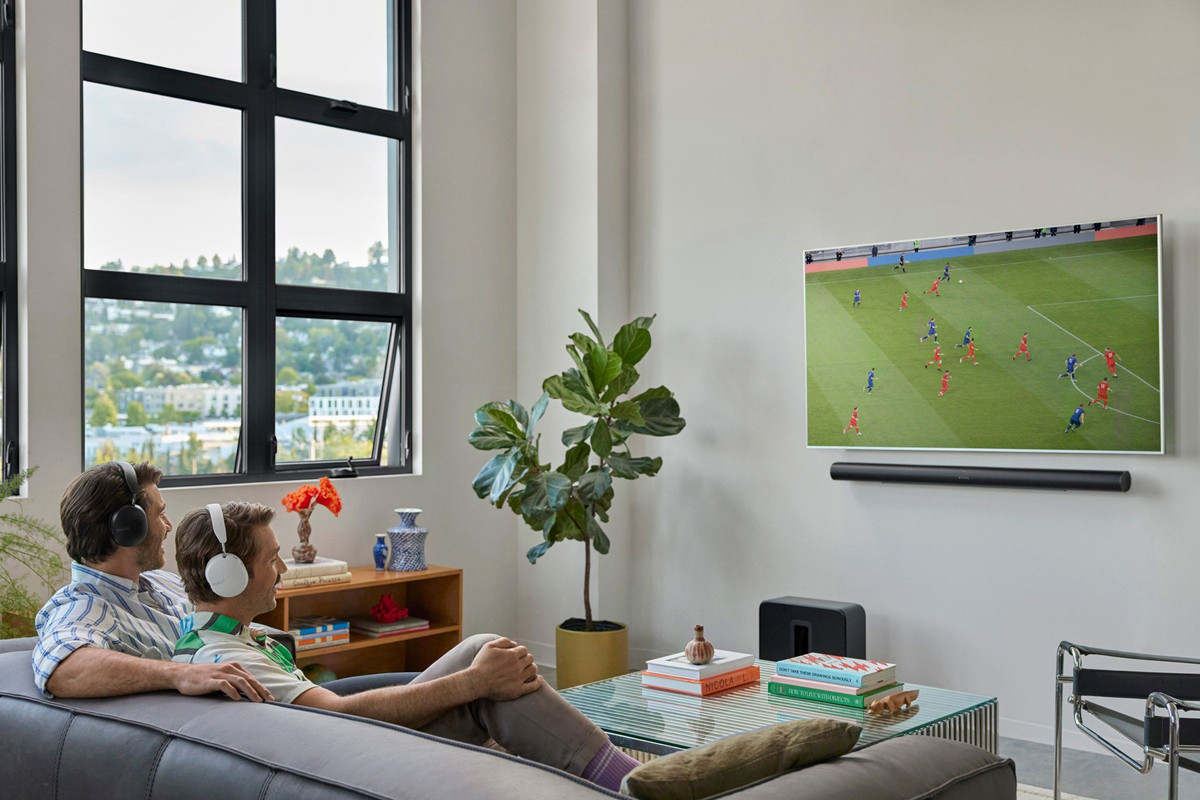 Primer plano de la construcción y los controles táctiles de la Sonos Arc.
