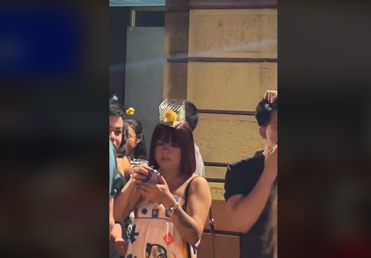 Influencer asal Filipina, Abby Domer Salle, bajir kecaman dari warganet usai memakai penutup kepala aneh berupa sangkar kecil dengan seekor anak ayam di dalamnya.