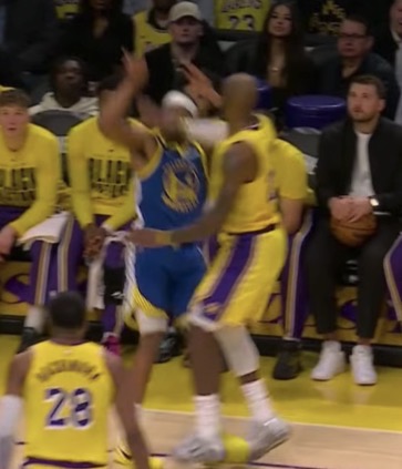 [花邊] 嘴綠第4節巴頭范德彪又肘擊AR引發小場面 - 美國職籃 - PTT.BEST 批踢踢爆文