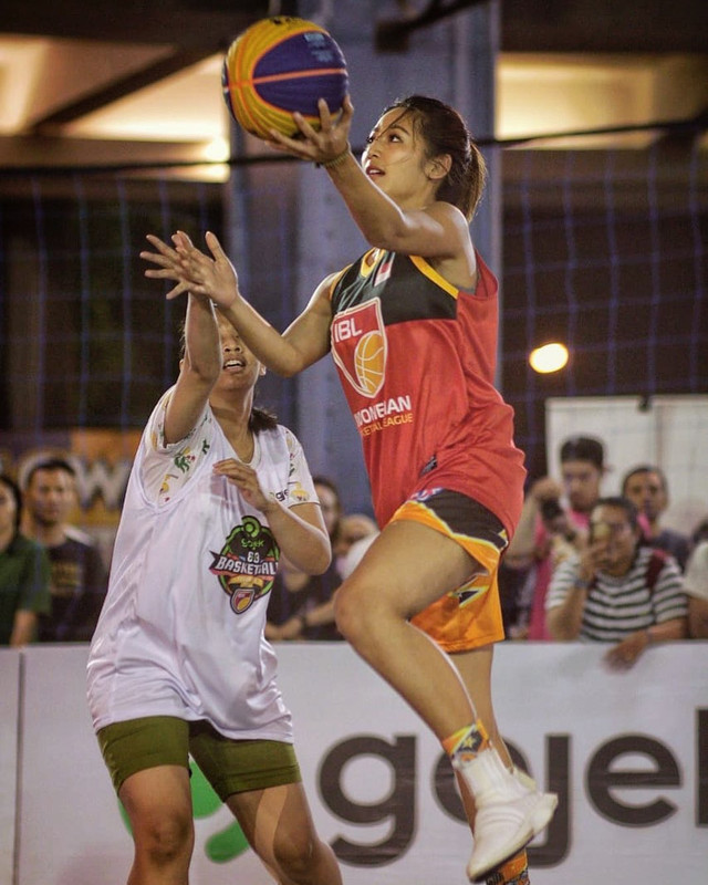 Maria Selena bertanding basket