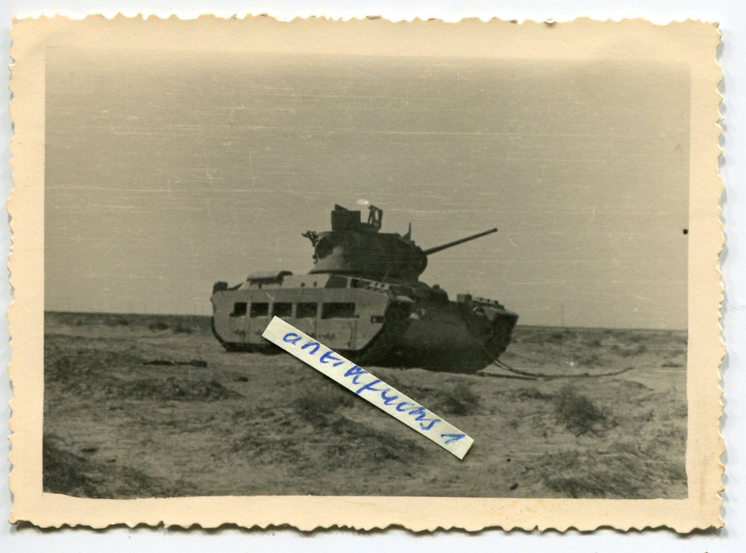 Panzer aus England verlassen in Afrika in der Wüste im 2.WK