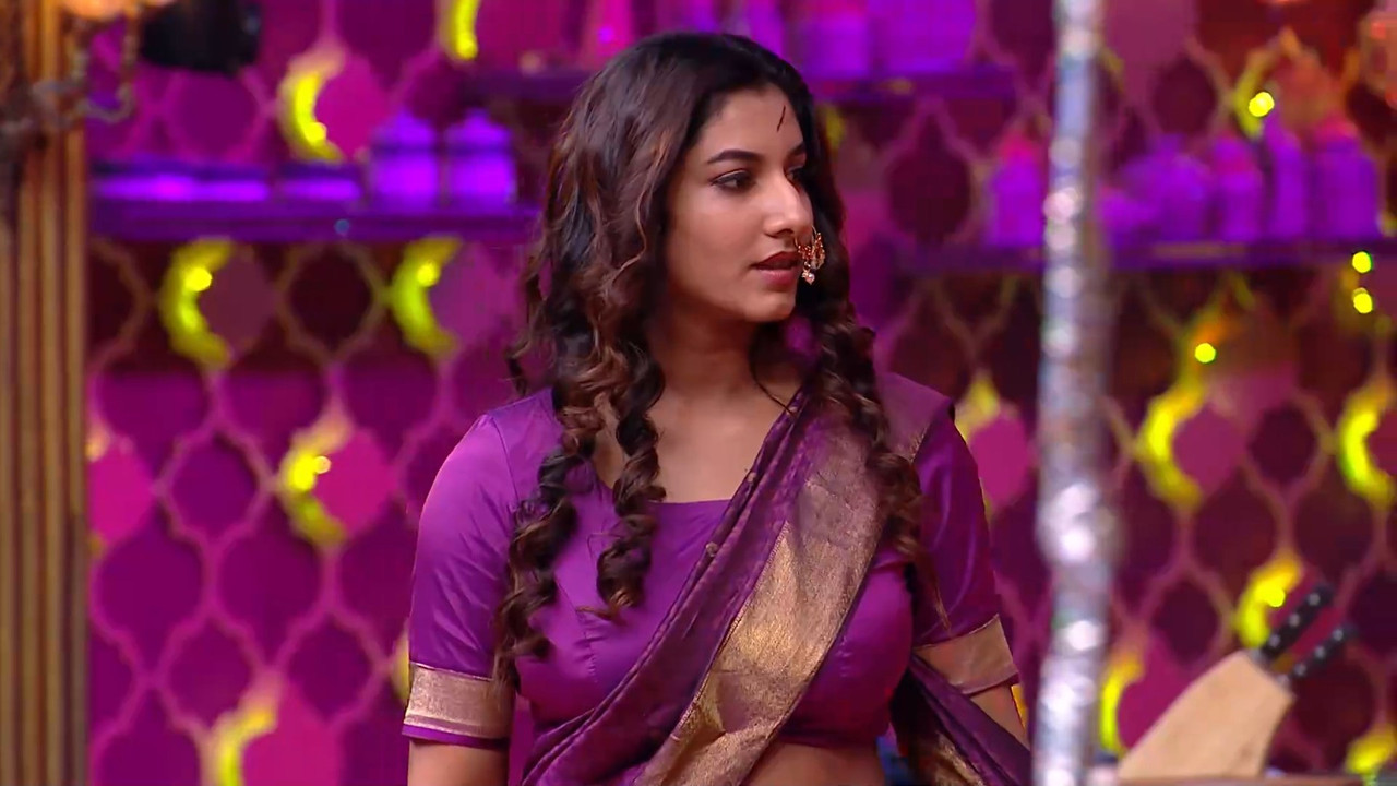 [Image: Vishnupriya-Sexy-Open-Big-Navel-Hole-Sho...42-324.jpg]