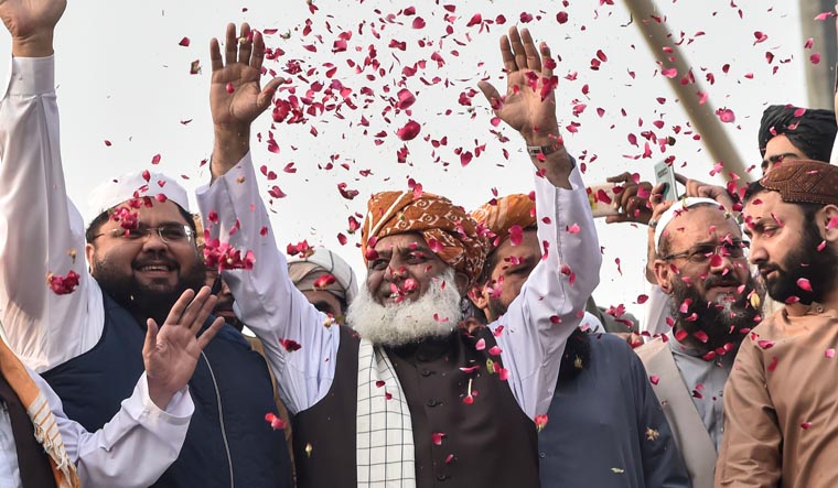 https://i.postimg.cc/zfkhKJgx/fazlur-rehman-afp-1.jpg