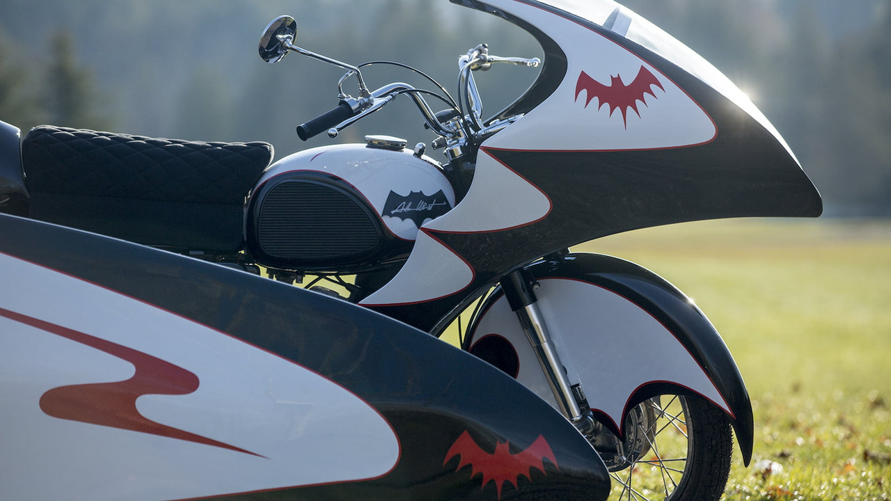 Копию BatCycle 1960-х выставили на аукцион