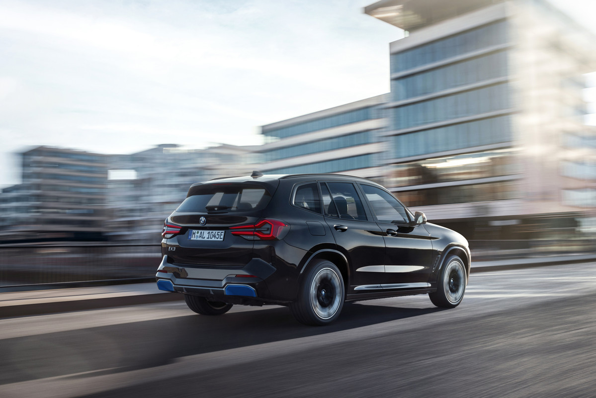 P90432168_highRes_the-new-bmw-ix3-8-20