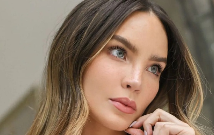 Belinda conquista a sus fans con un vestido de transparencias