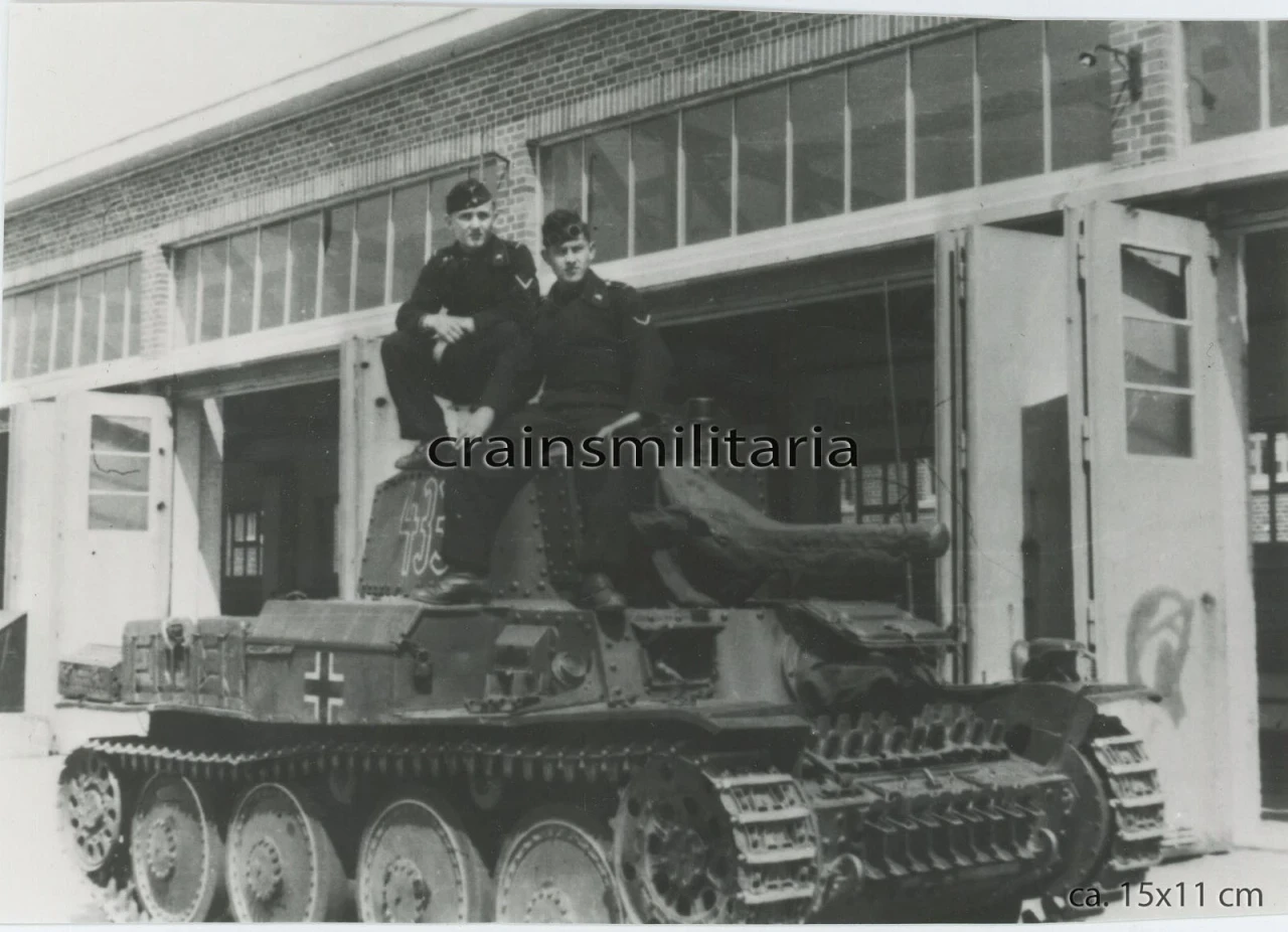 Riesen REPRO Foto Panzermann mit Panzer 38 (t) Beute Tank in Kaserne