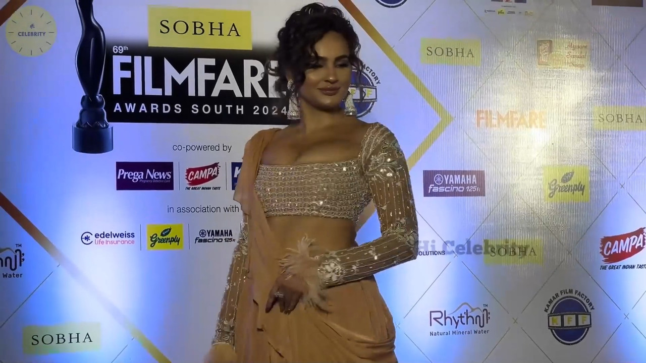 Multiple actress in hot outfit filmfare.mp4_snapshot_02.15.788