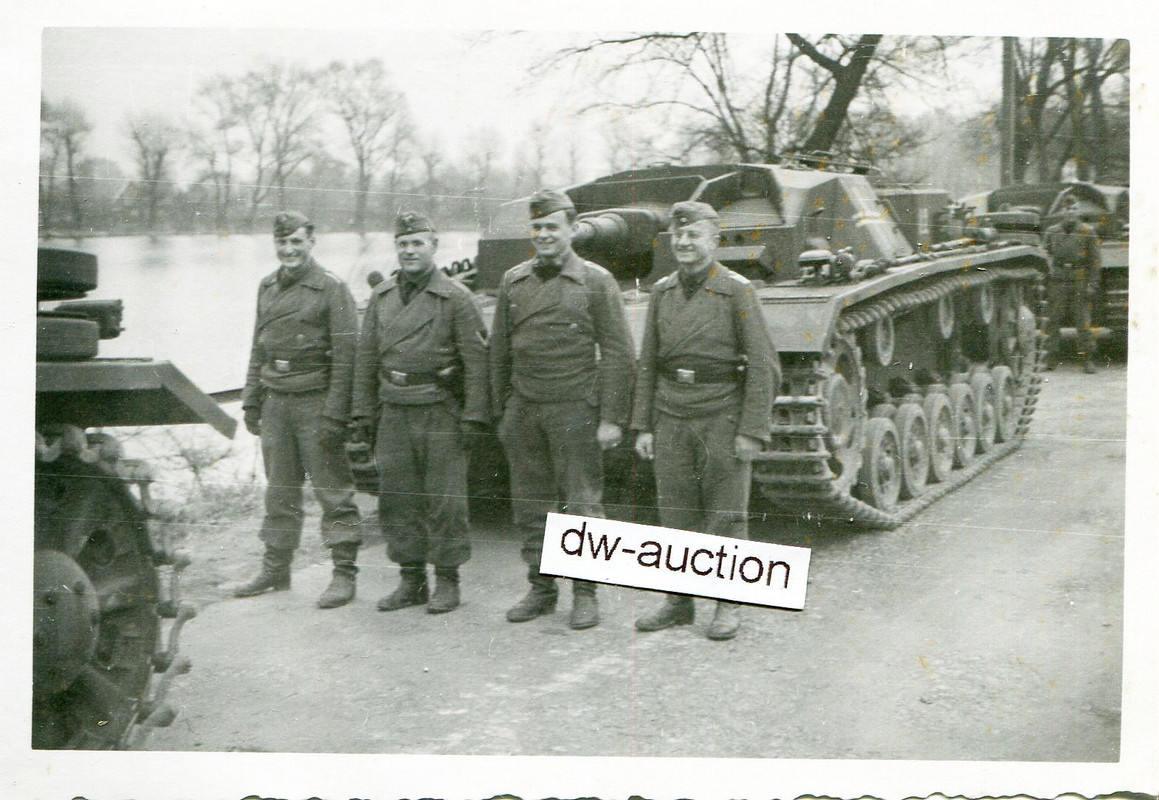 Sturmgeschütz Abt. , Besatzung Göss vor Stug.