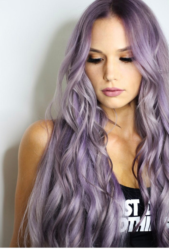 Devojka sa pastelno ljubičastom bojom kose