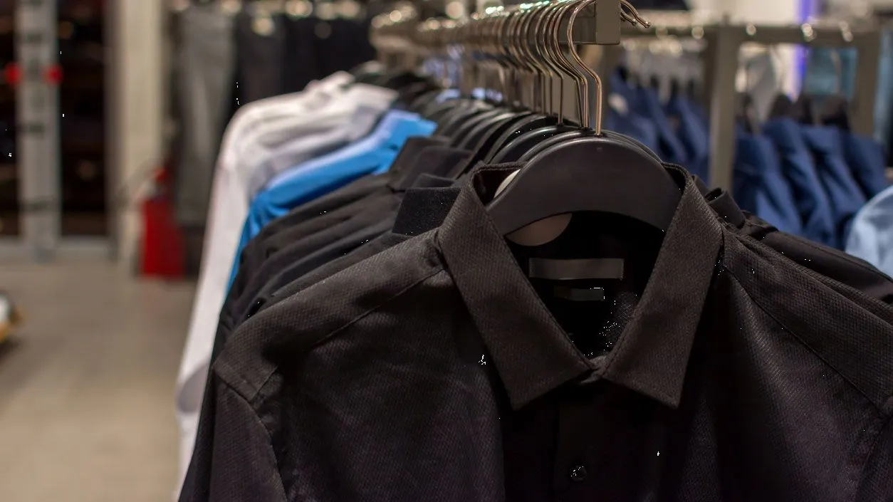 ¿Tu ropa negra luce opaca? Aplica las hojas de esta verdura y recupera su color